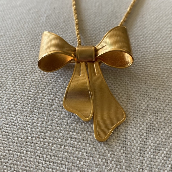 1980 Avon Brushed Goldtone Bow Necklace - Picture 5 of 10